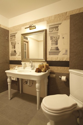 Top 5 tips to make your bathroom feel larger